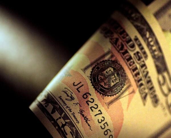 Dollar gains; Canadian, Mexican, Chinese currencies retreat on Trump tariffs talk