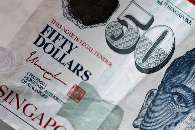 © Reuters. FILE PHOTO: A Singapore dollar note is seen in this illustration photo May 31, 2017. REUTERS/Thomas White/Illustration/File Photo