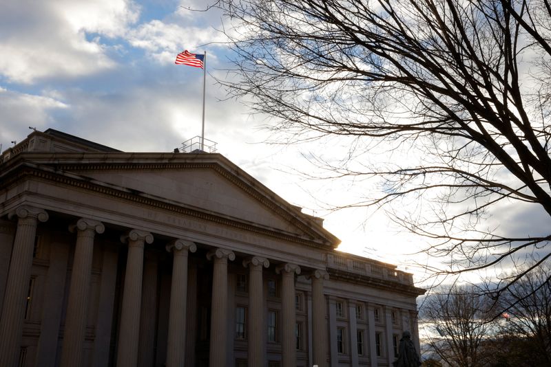 © Reuters. FILE PHOTO: The American flag flies over the U.S. Treasury building in Washington, U.S., January 20, 2023.  REUTERS/Jim Bourg/File Photo