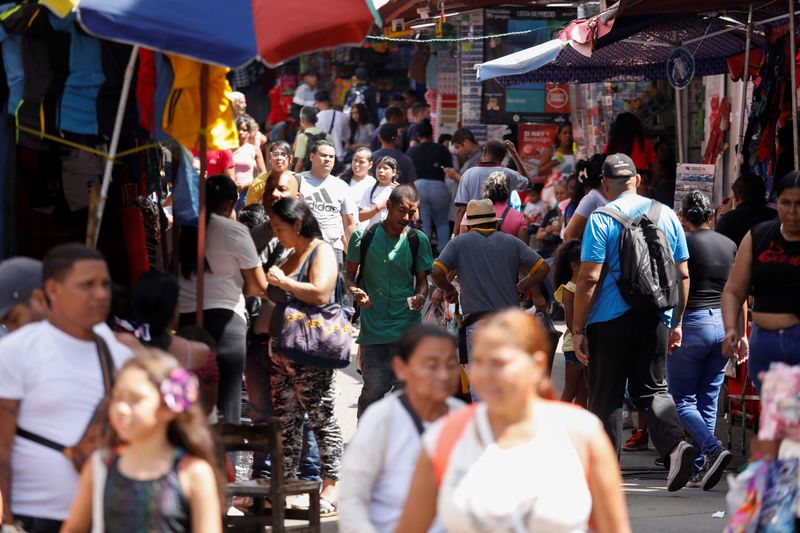 © Reuters. People walk through a market in the low-income Petare neighbourhood, in Caracas, Venezuela November 16, 2024. REUTERS/Leonardo Fernandez Viloria