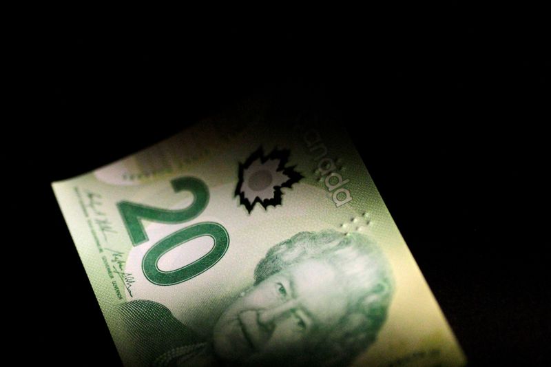 © Reuters. FILE PHOTO: A Canada Dollar note is seen in this June 22, 2017 illustration photo. REUTERS/Thomas White/Illustration/File photo