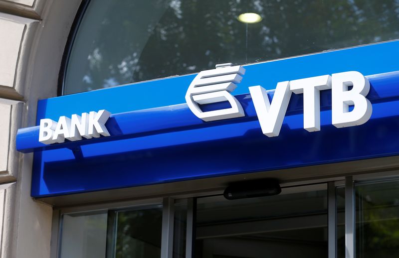 © Reuters. FILE PHOTO: The logo of VTB bank is seen at a branch office in Vienna, Austria, September 5, 2016. REUTERS/Heinz-Peter Bader/File Photo