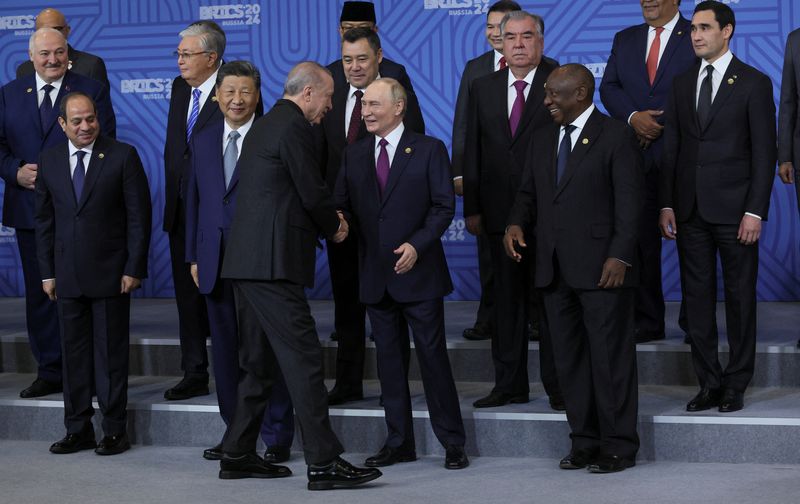 © Reuters. FILE PHOTO: Russian President Vladimir Putin shakes hands with Turkish President Recep Tayyip Erdogan, as they are seen with other participants in the outreach/BRICS Plus format meeting and pose for a family photo during the BRICS summit in Kazan, Russia, 24 October 2024. MAXIM SHIPENKOV/Pool via REUTERS/File Photo