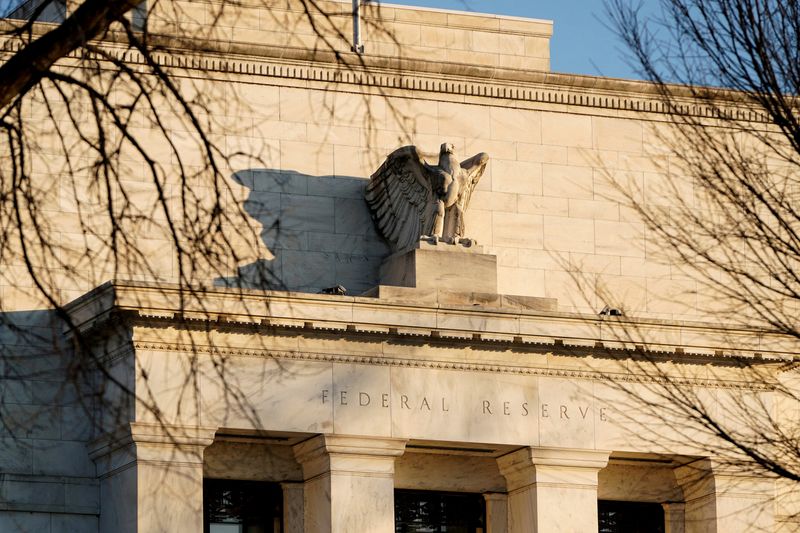 © Reuters. FILE PHOTO: The Federal Reserve building is seen before the Federal Reserve board is expected to signal plans to raise interest rates in March as it focuses on fighting inflation in Washington, U.S., January 26, 2022. REUTERS/Joshua Roberts/File Photo