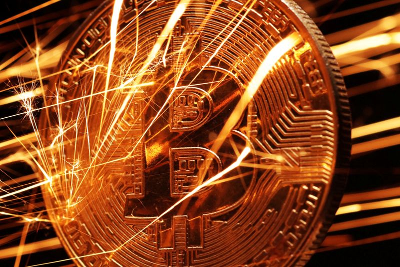 © Reuters. Sparks strike representation of cryptocurrency Bitcoin in this illustration taken November 24, 2024. REUTERS/Dado Ruvic/Illustration