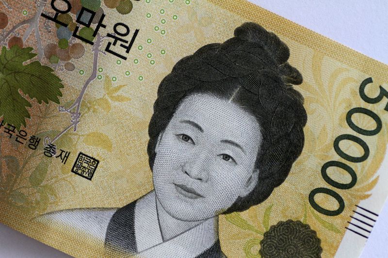 © Reuters. FILE PHOTO: A South Korea won note is seen in this illustration photo May 31, 2017. REUTERS/Thomas White/Illustration/File Photo