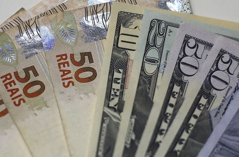 © Reuters. FILE PHOTO: Brazilian Real and U.S. dollar notes are pictured at a currency exchange office in Rio de Janeiro, Brazil, in this September 10, 2015 photo illustration. REUTERS/Ricardo Moraes/File Photo