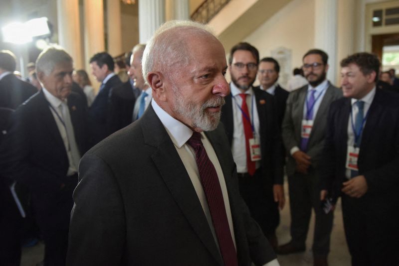 © Reuters. FILE PHOTO: Brazil's President Luiz Inacio Lula da Silva walks at the Mercosur Summit in Montevideo, Uruguay December 6, 2024. REUTERS/Martin Varela Umpierrez/File Photo