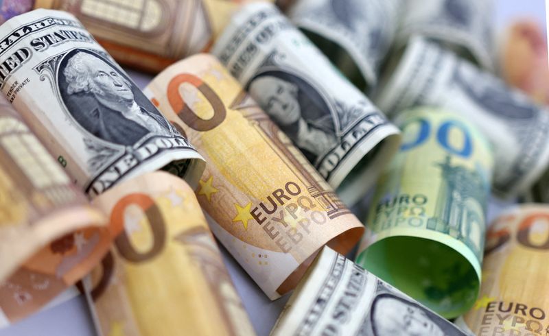 © Reuters. FILE PHOTO: U.S. Dollar and Euro banknotes are seen in this illustration taken July 17, 2022. REUTERS/Dado Ruvic/Illustration/File Photo