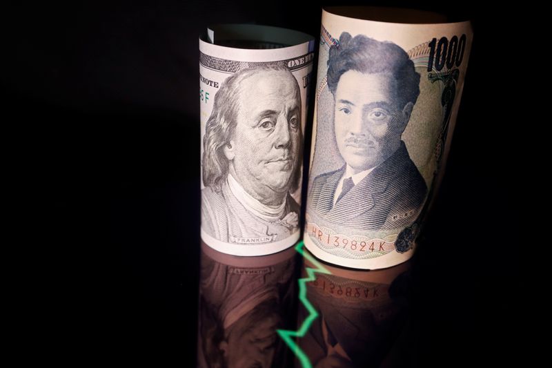 © Reuters. FILE PHOTO: Japanese yen and U.S. dollar banknotes are seen with a currency exchange rate graph in this illustration picture taken June 16, 2022. REUTERS/Florence Lo/Illustration/File Photo