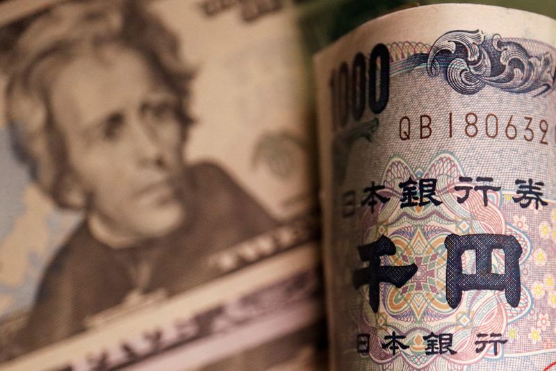 © Reuters. FILE PHOTO: Banknotes of Japanese yen and U.S. dollar are seen in this illustration picture taken September 23, 2022. REUTERS/Florence Lo/Illustration/File Photo