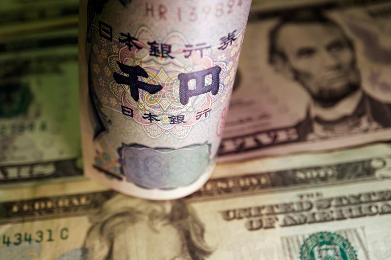 © Reuters. FILE PHOTO: Japanese yen and U.S. dollar banknotes are seen in this illustration picture taken June 15, 2022. REUTERS/Florence Lo/Illustration/File Photo