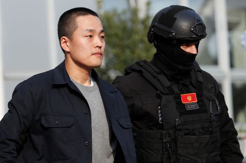 © Reuters. FILE PHOTO: A police officer escorts Terraform Labs co-founder Do Kwon after he served a sentence for document forgery in Podgorica, Montenegro, March 23, 2024. REUTERS/Stevo Vasiljevic/File Photo