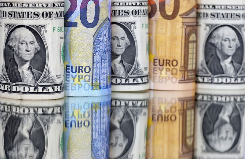 © Reuters. FILE PHOTO: U.S. Dollar and Euro banknotes are seen in this illustration taken July 17, 2022. REUTERS/Dado Ruvic/Illustration/File Photo