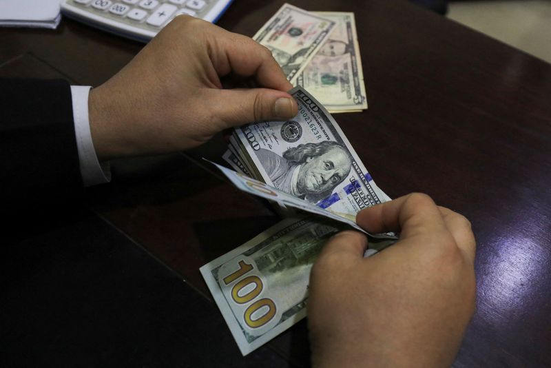 © Reuters. FILE PHOTO: A trader counts U.S. dollar banknotes at a currency exchange booth in Peshawar, Pakistan January 25, 2023. REUTERS/Fayaz Aziz/File Photo