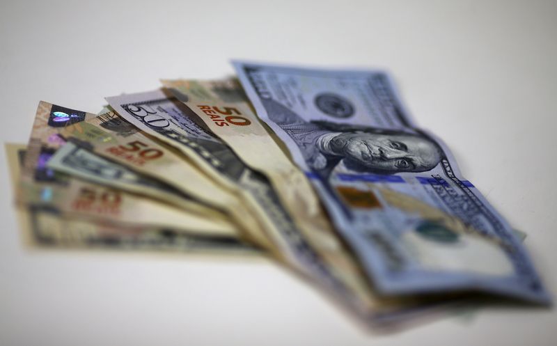 © Reuters. FILE PHOTO: Brazilian Real and U.S. dollar notes are pictured at a currency exchange office in Rio de Janeiro, Brazil, in this September 10, 2015 photo illustration. REUTERS/Ricardo Moraes/File Photo