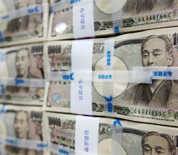 Asia FX slips as S Korean won slumps on political crisis; yen up on rate hike bets