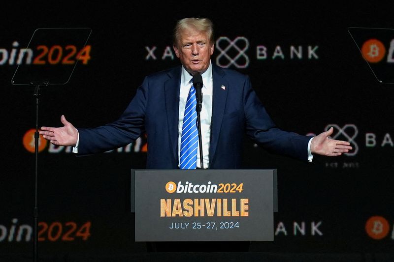 © Reuters. FILE PHOTO: Republican presidential nominee and former U.S. President Donald Trump gestures at the Bitcoin 2024 event in Nashville, Tennessee, U.S., July 27, 2024. REUTERS/Kevin Wurm/File Photo